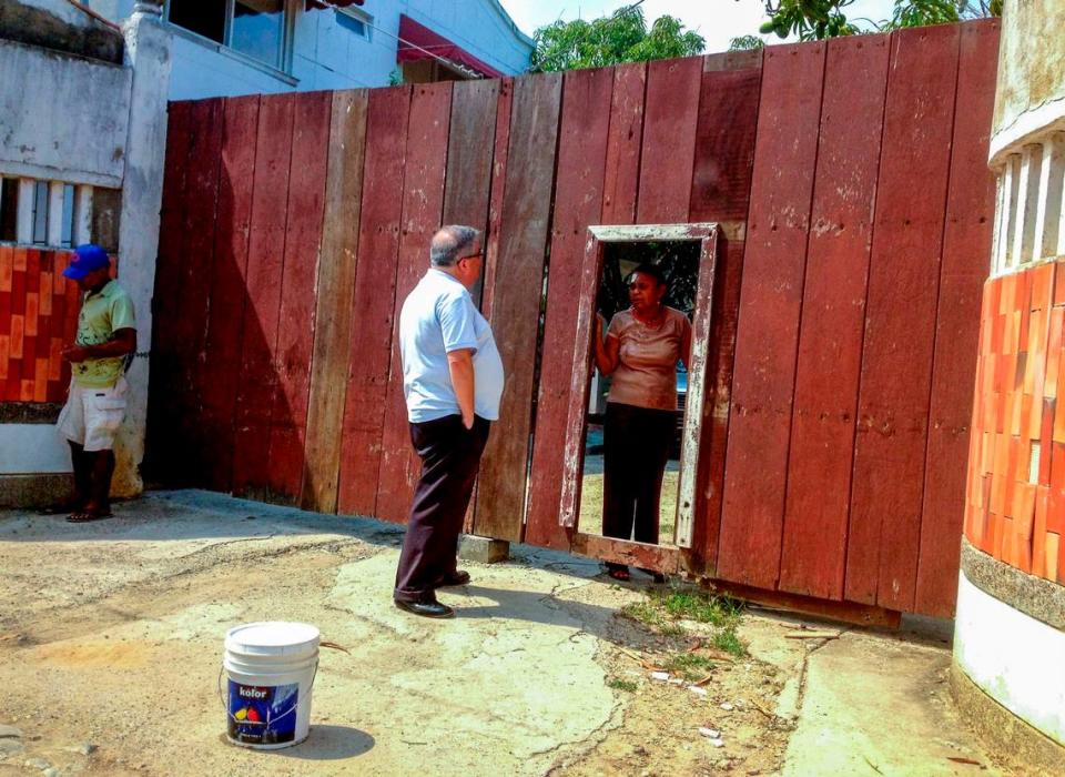 Reporter Alfonso Chardy searching for sources in Cartagena, Colombia, in April 2012.