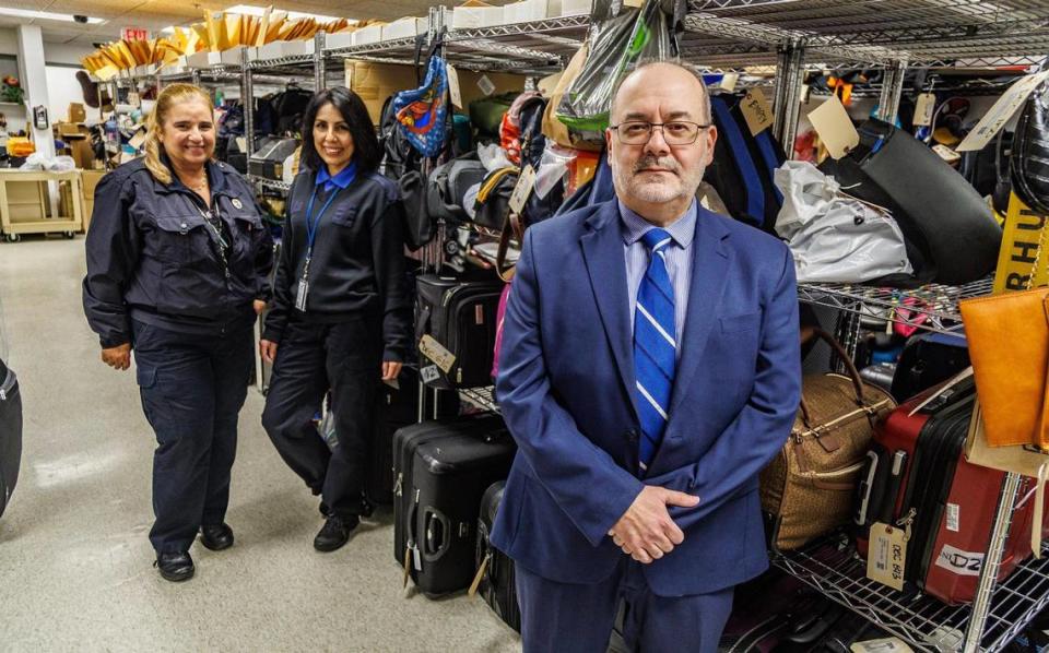 Evelio Zuriarrain, supervisor de Operaciones de la Terminal, con las miembros del personal agente Leticia Luna (extrema izquierda) y especialista Miriam Marroquín, posaron en el departamento de Objetos Perdidos en el Aeropuerto Internacional de Miami, el martes 13 de diciembre de 2023.