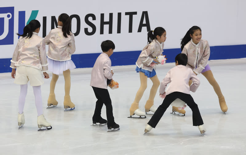 花滑世青賽　台灣冰迷拋娃娃鼓勵選手（1） 2024年世界青年花式滑冰錦標賽28日在台北小巨蛋登 場，地主小將蔡玉鳳晚間在短曲項目順利展現苦練成 果，場邊冰迷紛紛拋下玩偶娃娃鼓勵，多名小冰童出 動到場上撿拾收集。 中央社記者張新偉攝  113年2月28日 