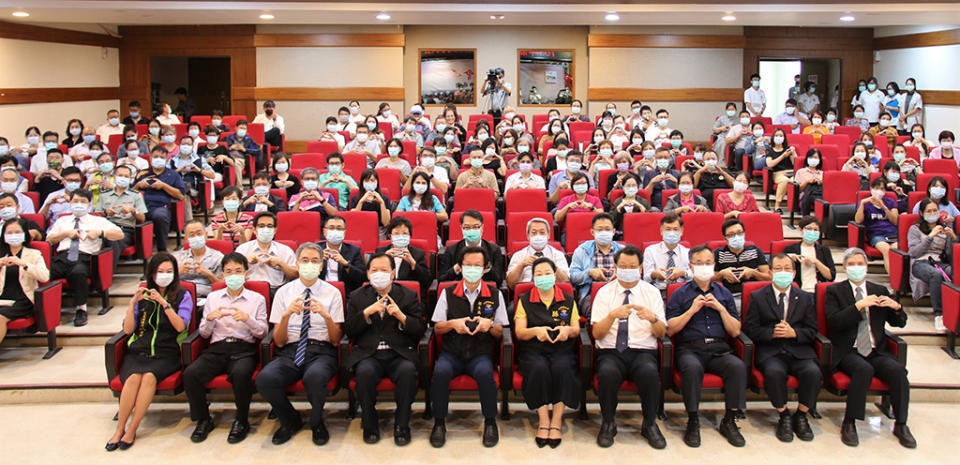 花蓮縣政府26日上午花蓮縣衛生局，舉辦「新冠肺炎防疫感恩會」，公開表揚對於守護民眾健康有卓著貢獻的141個單位。