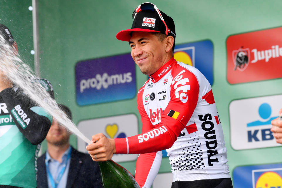 El ciclista australiano Caleb Ewan, del equipo Lotto-Soudal, celebra su victoria en una carrera en Bruselas descorchando una botella de champán.
