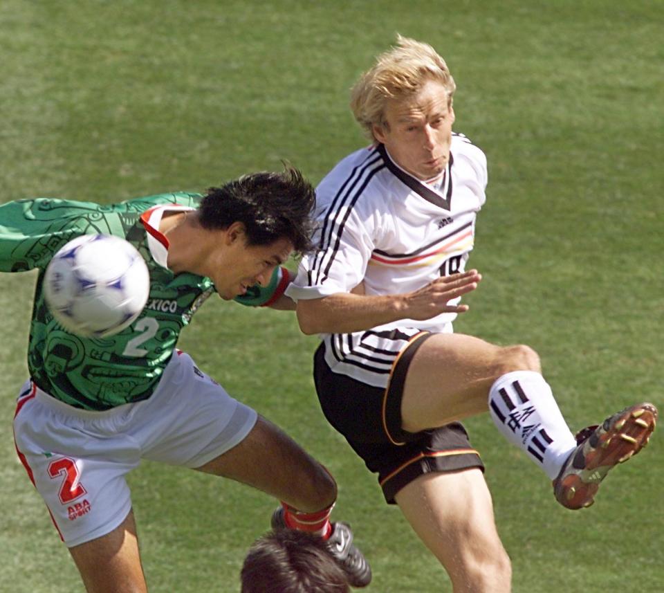 Claudio Suárez fue uno de los elementos que llegaron al Tri durante la gestión del timonel argentino. (AFP via Getty Images)