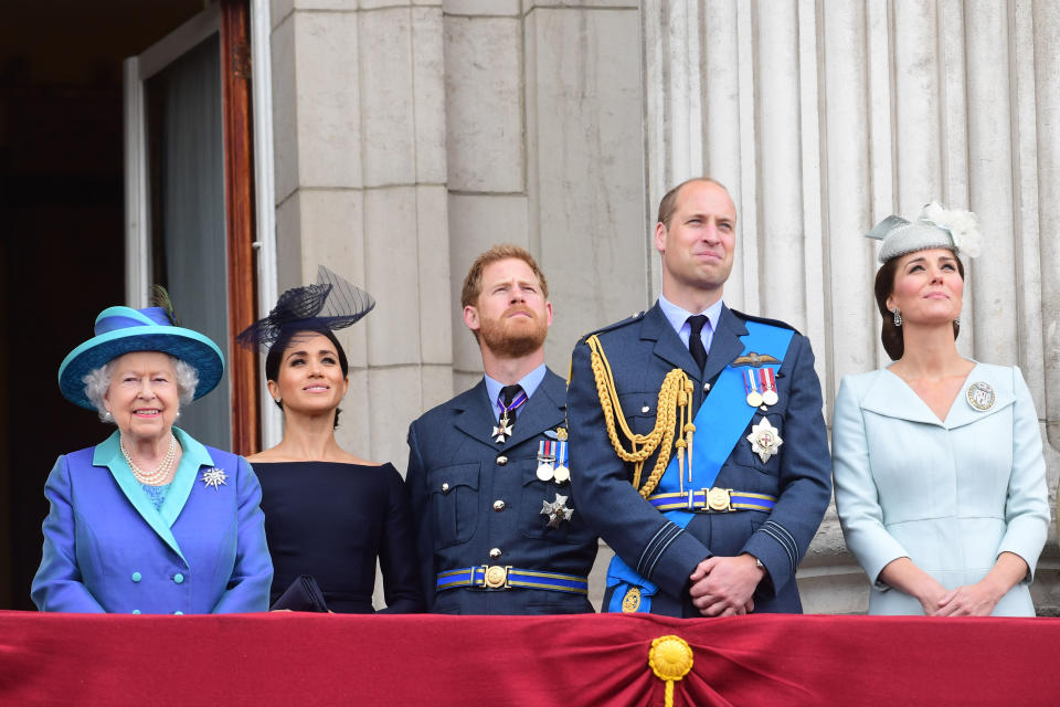LONDON, ENGLAND - JULY 10:  Queen Elizabeth II, Meghan, Duchess of Sussex, Prince Harry, Duke of Sussex, Prince William Duke of Cambridge and Catherine, Duchess of Cambridge watch the RAF 100th anniversary flypast from the balcony of Buckingham Palace on July 10, 2018 in London, England. (Photo by Paul Grover - WPA Pool/Getty Images)