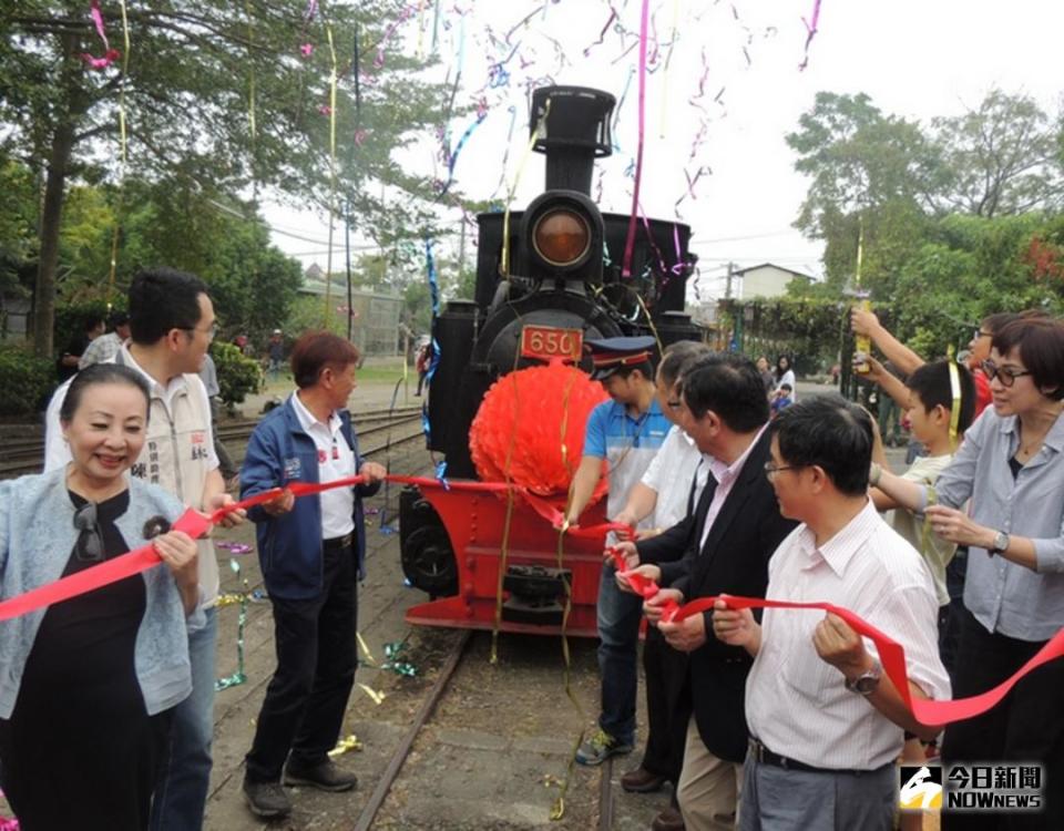 早期運糖蒸氣火車頭顛沛流離日本再返台十四年完成修復，在蒜頭糖廠重新啟動復駛。（圖：記者任禮清攝　2017.11.11）