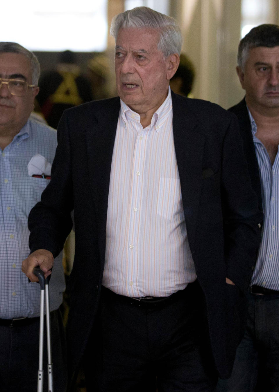 El escritor peruano Mario Vargas Llosa, llega al aeropuerto internacional Simón Bolívar de Maiquetia cerca de Caracas, Venezuela, el miércoles 23 de abril de 2014. (AP Photo/Fernando Llano)