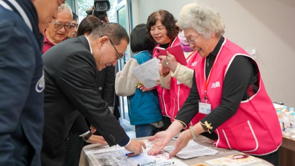 《圖說》鑫淼天使居今日舉辦落成典禮，由新北市長侯友宜與天使居長照財團法人王建煊創辦人共同見證新北長照里程碑。〈經發局提供〉