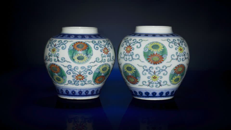 Chinese jars found in London charity shop, which sold for over $74,000. - Roseberys Fine Art Auctioneers & Valuers