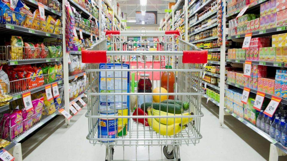 PHOTO: Shopping cart in a grocery store aisle. (STOCK IMAGE/Getty Images)