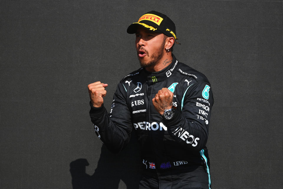 Nach seinem Crash gegen Konkurrent Max Verstappen beim Rennen in Silverstone wurde Lewis Hamilton im Internet rassistisch beleidigt. (Bild: Getty Images)