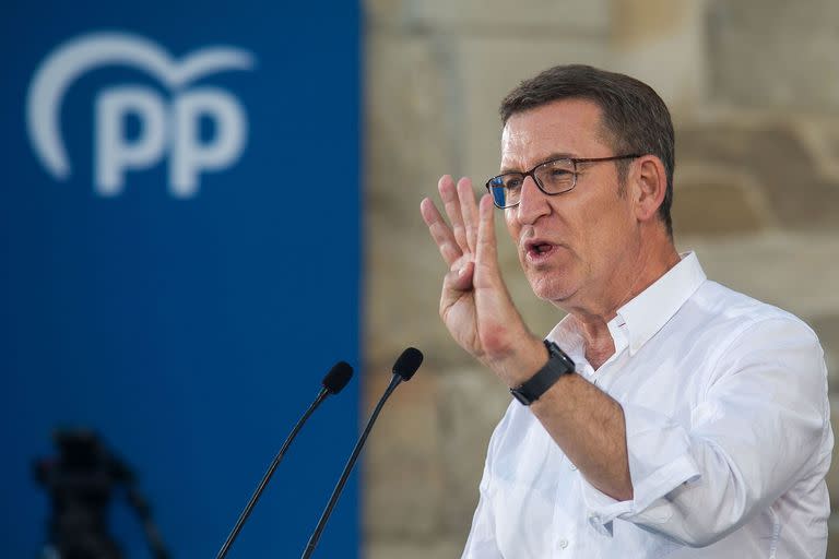 13/07/2023 El presidente del PP, Alberto Núñez Feijóo, durante un acto de campaña del PP, en la plaza de Santa María, a 13 de julio de 2023, en Burgos, Castilla y León (España). Este acto del PP se realiza de cara a las próximas elecciones generales del 23 de julio. POLITICA Tomás Alonso - Europa Press