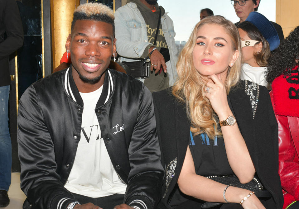 Paul Pogba en béquilles avec sa femme, Maria, pour assister à la Fashion Week de Paris