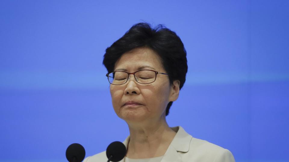 Hongkongs Regierungschefin Carrie Lam hat das umstrittene Gesetz für Auslieferungen an China auf Eis gelegt. Foto: Kin Cheung/AP