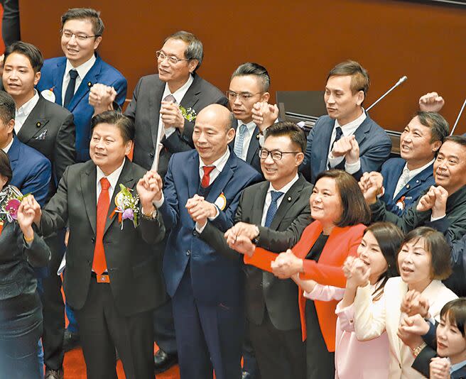 立法院席次藍綠勢均力敵，可望在8委會會各擁一席召委。圖為國民黨團展現團結氣勢。（本報資料照片）