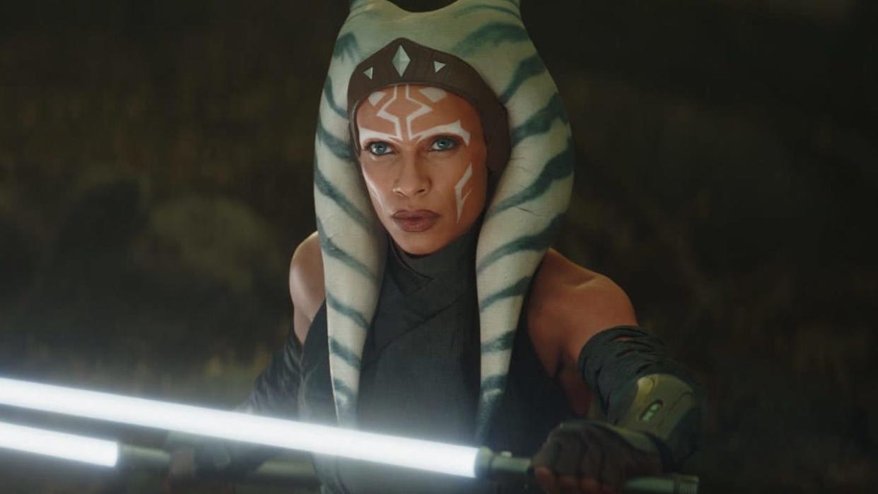  Rosario Dawson's Ahsoka Tano wielding white lightsabers 