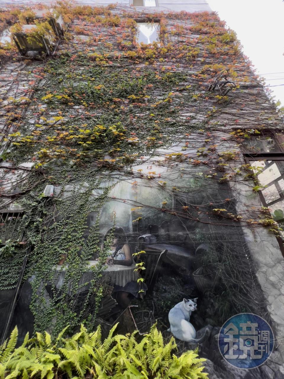 外牆上的《世界末日》壁畫，爬滿生氣蓬勃的藤蔓植物，隨著時間而有不同光影美感。