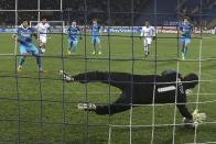 Zenit St Petersburg's Hulk (L) fails to score a penalty kick as Porto's goalkeeper Helton (front) makes a save during their Champions League soccer match at the Petrovsky stadium in St. Petersburg November 6, 2013. REUTERS/Alexander Demianchuk (RUSSIA - Tags: SPORT SOCCER)