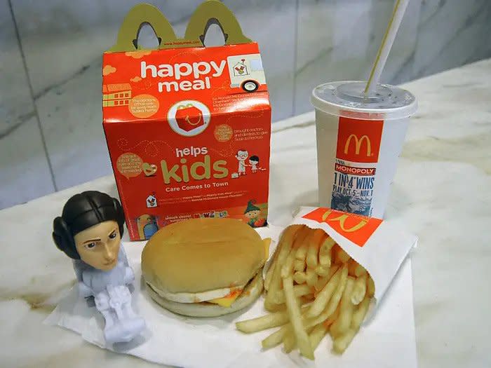 Das komplette Happy Meal aus 2010, mit "Star Wars" Spielzeug.