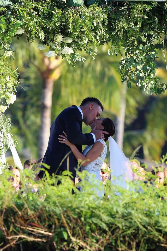 Aaron Judge and Samantha Bracksieck enjoy pre-wedding beach outing