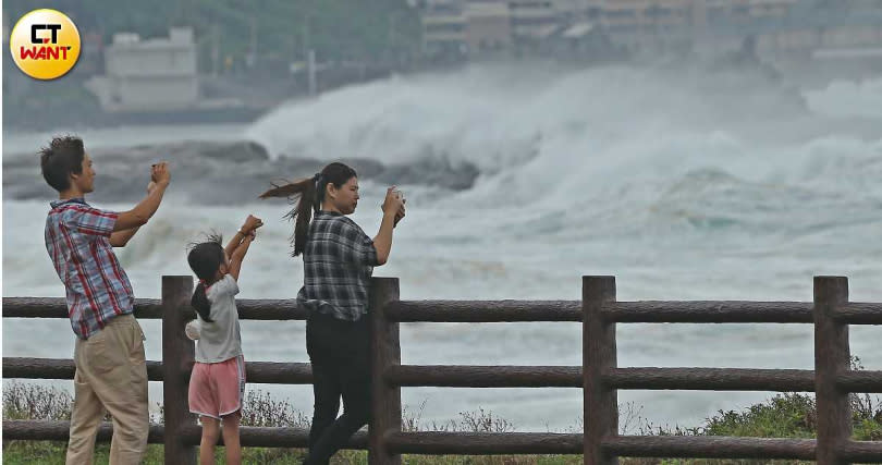 颱風卡努來襲，北海岸迎來大浪。（圖／李宗明攝）