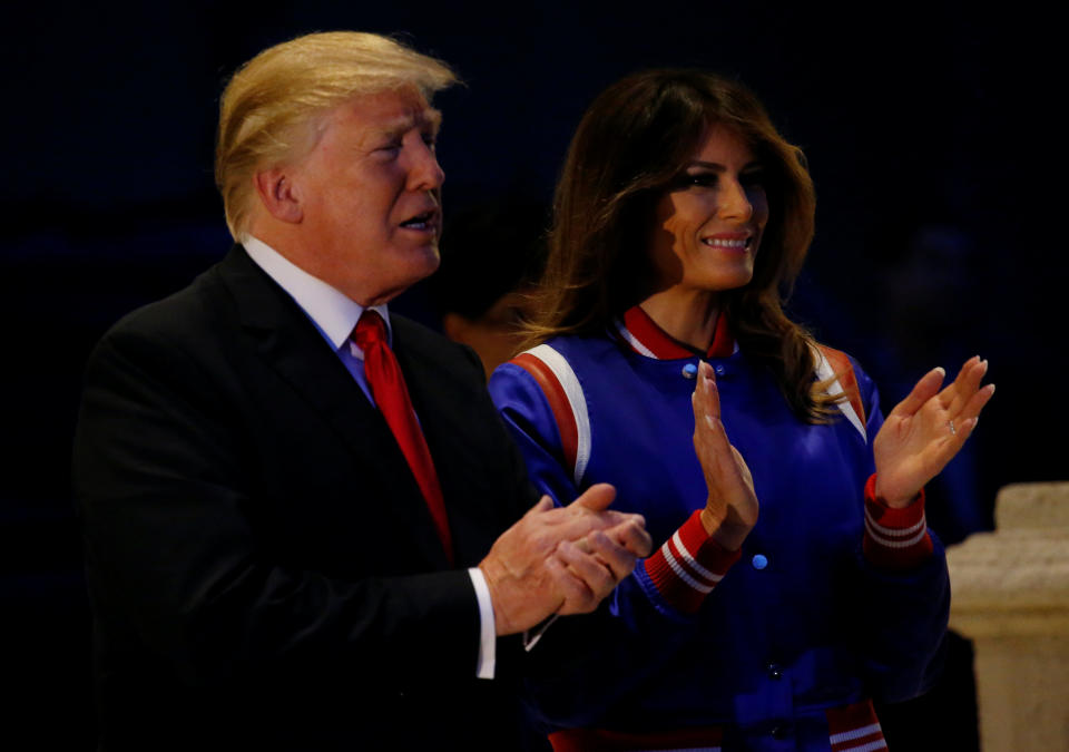 Así fue la fiesta de Trump para ver el Super Bowl: con porristas y Melania