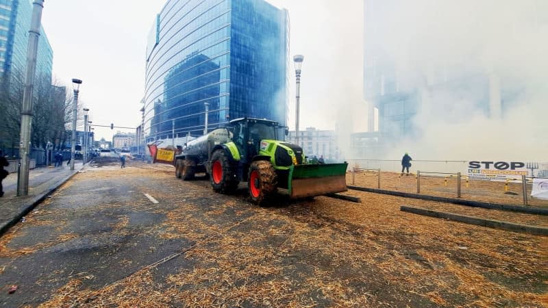 Farmers with their tractors protest against EU agricultural policy and demand improvements in their industry. Timon Ramboer/Belga/dpa