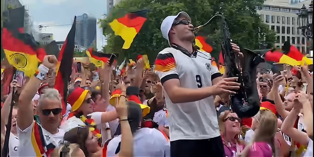 Mit Völler Trikot, Sonnenbrille und seinem Saxophon ausgestattet sorgt André Schnura auf der Fanmeile für volle Ekstase.<span class="copyright">FOCUS online</span>