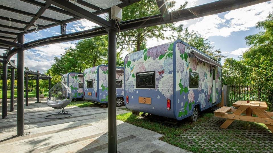 詢問度爆表的黑RURU露營車一泊三食，二大二小入住只要$9,999起。（圖／綠舞提供）
