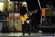 Orianthi interpreta "Corazón espinado" durante la ceremonia en honor a Maná como Persona del Año de la Academia Latina de la Grabación, el miércoles 14 de noviembre del 2018 en el Centro de Eventos Mandalay Bay en Las Vegas. (Foto por Chris Pizzello/Invision/AP)