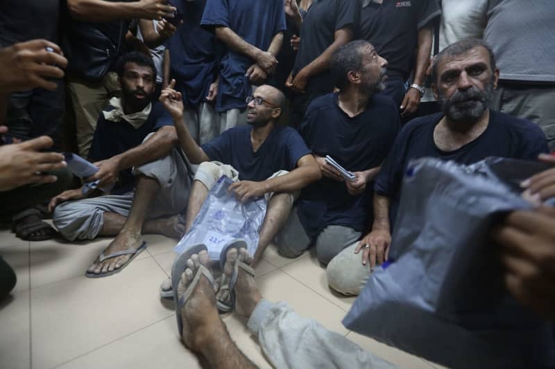 Palestinian prisoners released by the Israeli army arrive at the Al-Aqsa Hospital for medical examination. Omar Ashtawy/APA Images via ZUMA Press Wire/dpa