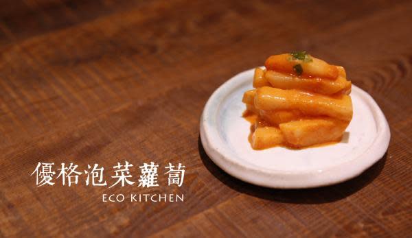 優格加上韓式辣醬醃漬蘿蔔。