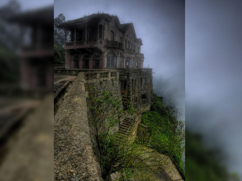 Hobby-Geisterjäger kommen im irischen Leap Castle voll auf ihre Kosten. Nirgendwo soll es mehr spuken als in diesem Schloss. Unter anderem treibt angeblich der Geist eines Priesters dort sein Unwesen, der der Legende nach während einer Messe in Leap Castle von seinem eigenen Bruder ermordet wurde. (Bild-Copyright: noah12345678987654321/Imgur)