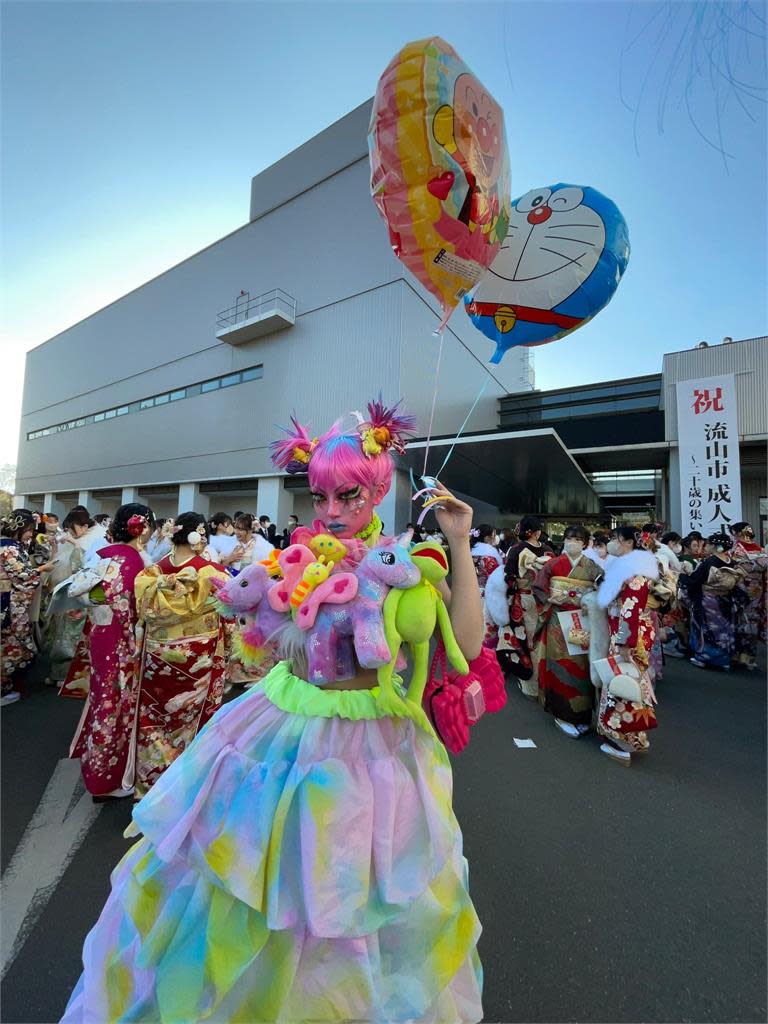 不可以色色！日本女網紅自封「外星人」全裸搭電車　律師曝她最慘下場