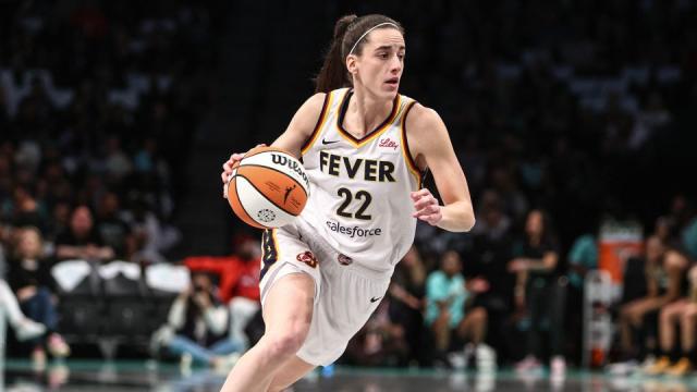 Caitlin Clark scores 22 points but winless Indiana Fever suffer third  straight defeat - Yahoo Sports