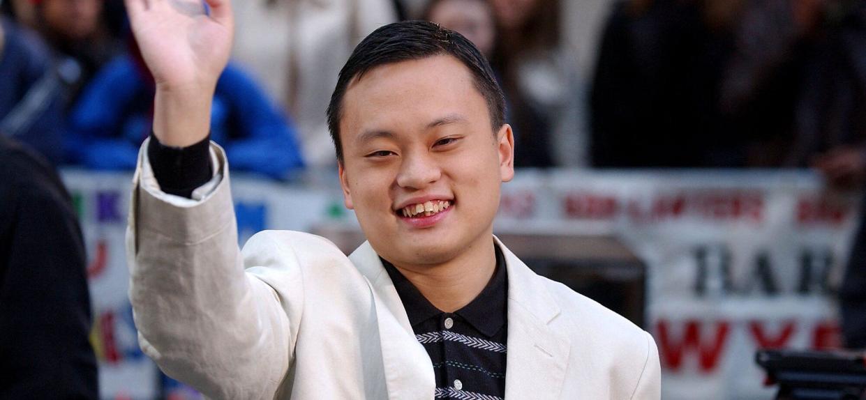 KRT STAND ALONE ENTERTAINMENT PHOTO SLUGGED: WILLIAMHUNG KRT PHOTOGRAPH BY NICOLAS KHAYAT/ABACA PRESS (April 9)  American Idol reject turned superstar William Hung appears on the Plaza at Rockefeller Center, as part of NBC's Today Show 