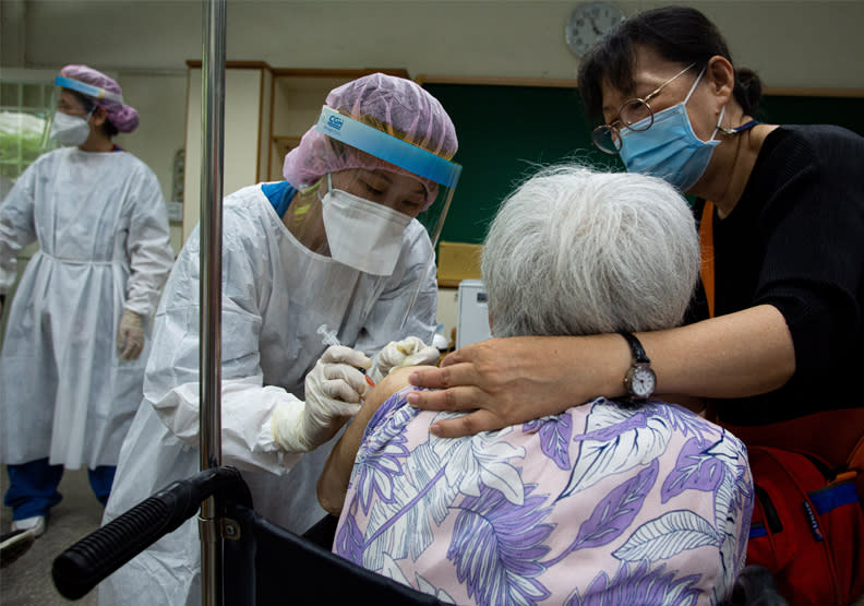 老人疫苗接種第一天狀況。池孟諭攝