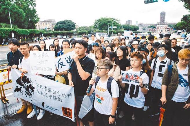 在台港生2019年在台北賓館前召開記者會譴責港府暴力對付抗議群眾，請蔡英文總統支持港台人權，會後港生前往總統府遞交陳情信。（郭吉銓攝）