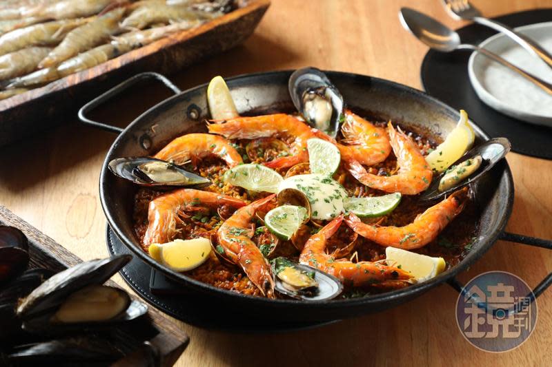 「瓦倫西亞海鮮風味」西班牙鐵鍋飯，米飯有3種口感，充滿海鮮精華。（880元／4人份）