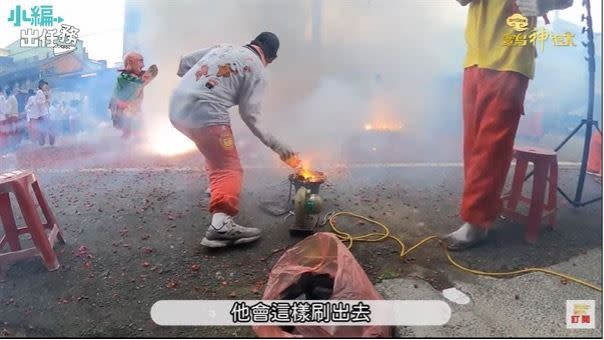 犁轎前會事先準備火爐方便鐵片點燃鞭炮。（圖／寶島神很大）