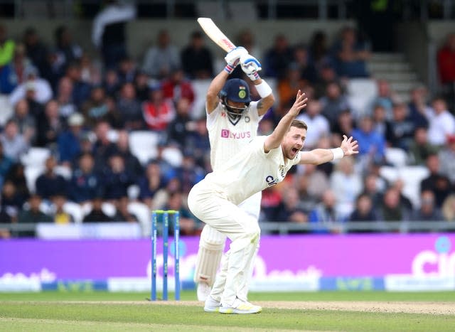 Ollie Robinson unsuccessfully appeals for the wicket of Virat Kohli