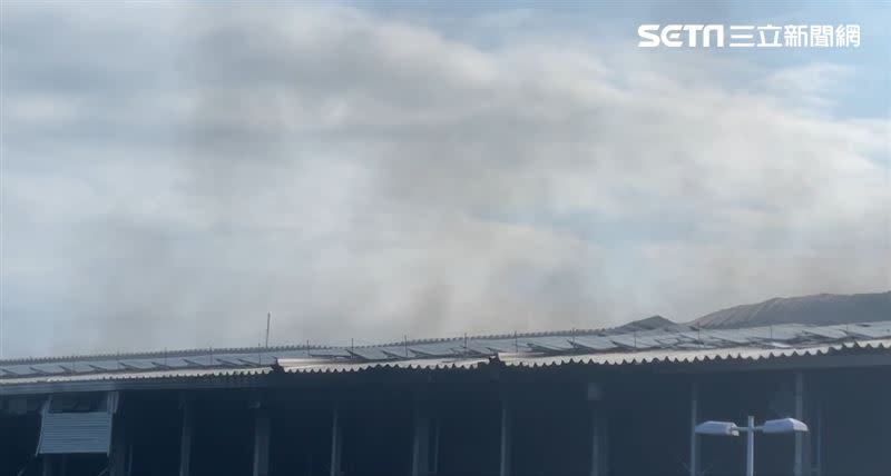 明揚工廠今早冒黑煙。（圖／翻攝畫面）