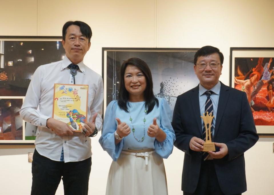 展覽「光影巴洛克」於虎科大首站展出，照片為虎科大校長張信良（右）、藝術中心主任李彥希（左）與廣達執行長徐繪珈合影。（記者劉春生攝）