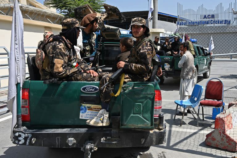 Milicianos talibanes patrullan los alrededores del Estadio Nacional de Criquet en Kabul