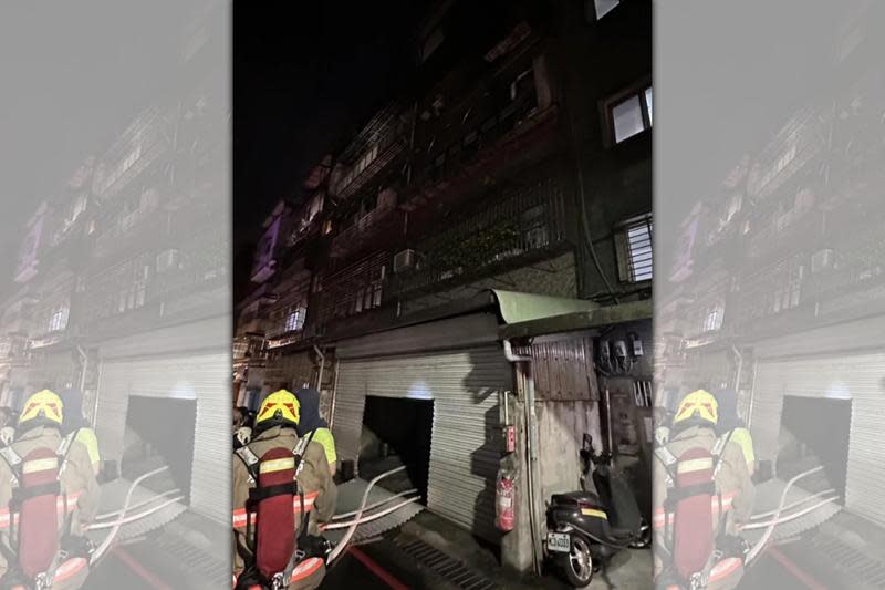 基隆市七堵區崇智街某公寓一樓昨晚傳出火警，所幸無人傷亡。（翻攝畫面）