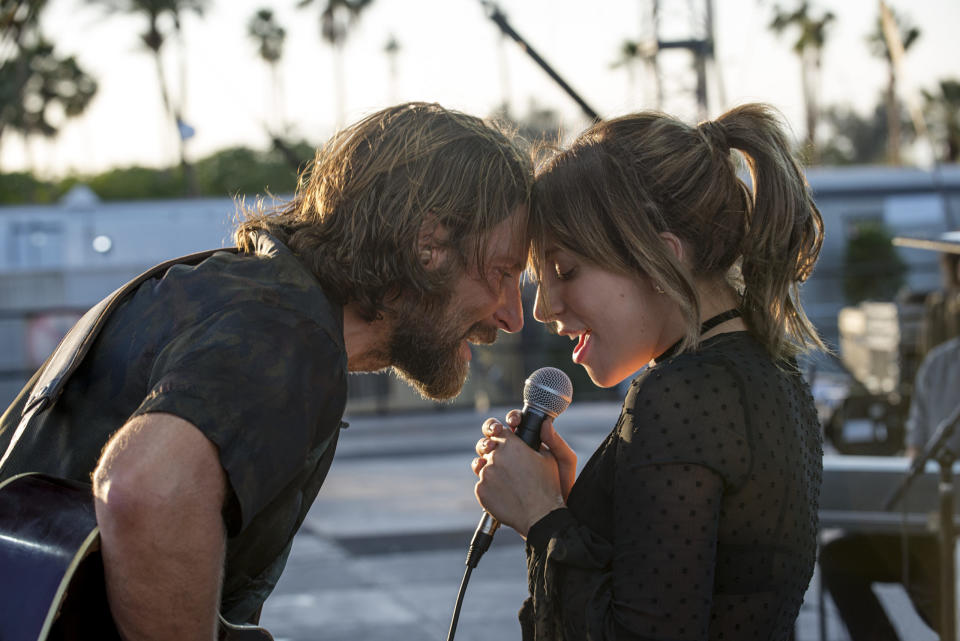 Bradley Cooper als Eddie Brock und Lady Gaga als Ally in einer Szene des Films "A Star Is Born". - Copyright: picture alliance/dpa | -