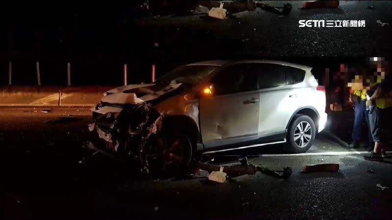 國3昨日發生追撞事故，轎車車身半毀，現場滿地油漬。