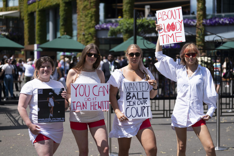 Los activistas de Address The Dress Code fuera de la puerta principal de Wimbledon protestaron por el código de vestimenta completamente blanco del torneo durante el evento en 2022. (Foto de Kirsty O'Connor/PA Images a través de Getty Images)