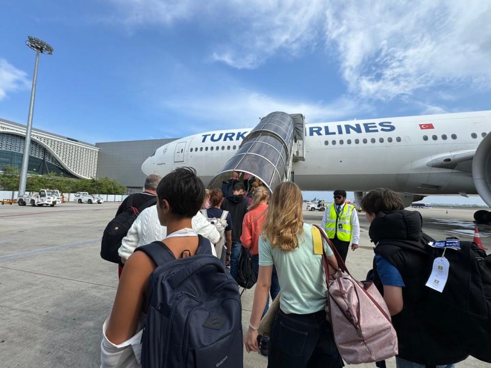 Gruppe von Personen beim Einsteigen in einen Turkish Airlines Flug 