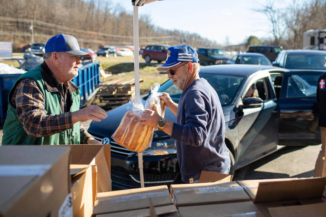 Volunteers with Mercy Chefs and the Hazel Green Food project work to serve hot meals, food supplies and water at The Hazel Green Food Project in Wolfe County, Ky., Thursday, January 19, 2023. Silas Walker/swalker@herald-leader.com