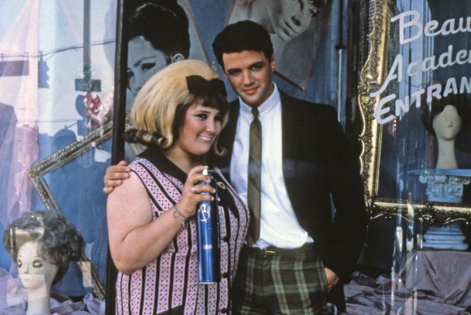 <p>John Waters versetzte die Aschenputtel-Geschichte in die Moderne und drehte 1988 das Musical um eine übergewichtige Schülerin, die ihre Träume wahr werden lässt. 2007 wurde der Film mit Zac Efron und John Travolta neu aufgelegt. (Foto: ddp images) </p>