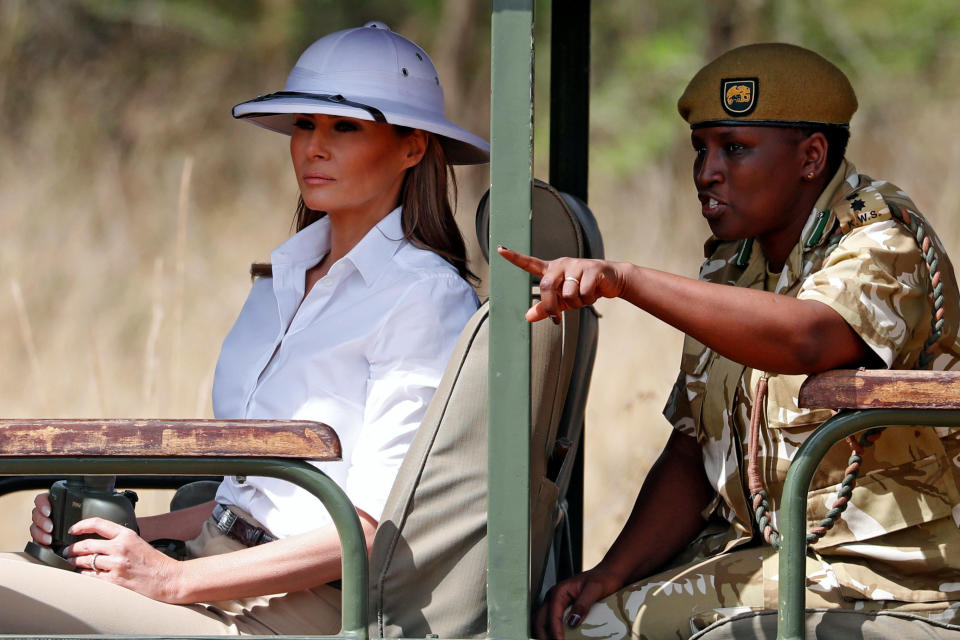 Un sombrero de diseño asociado con la época del colonialismo y la opresión africana a manos de europeos fue portado por Melania Trump en Kenia, lo que le costó algunas críticas. (Reuters)